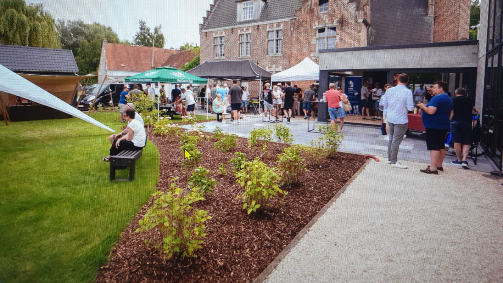 tuinfeest bij feestzaal publiek authentiek